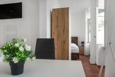 Ein Bett oder Betten in einem Zimmer der Unterkunft Spacious 7BR Apartment Near Hauptbahnhof