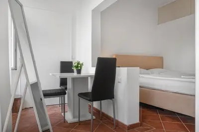 Ein Bett oder Betten in einem Zimmer der Unterkunft Spacious 7BR Apartment Near Hauptbahnhof