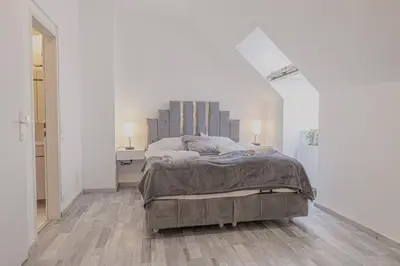 Ein Bett oder Betten in einem Zimmer der Unterkunft Spacious 2BR & 1LR Apartment Very Central in Vienna