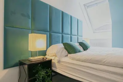 Ein Bett oder Betten in einem Zimmer der Unterkunft Spacious 2BR & 1LR Apartment Very Central in Vienna