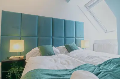 Ein Bett oder Betten in einem Zimmer der Unterkunft Spacious 2BR & 1LR Apartment Very Central in Vienna