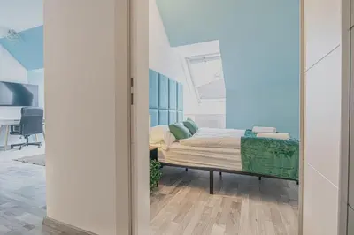 Ein Bett oder Betten in einem Zimmer der Unterkunft Spacious 2BR & 1LR Apartment Very Central in Vienna