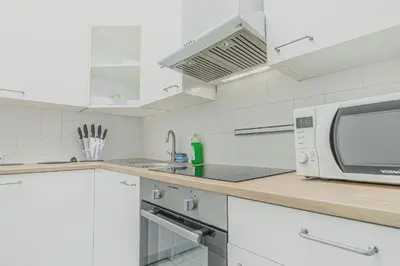 Küche/Küchenzeile in der Unterkunft Spacious 2BR & 1LR Apartment Very Central in Vienna