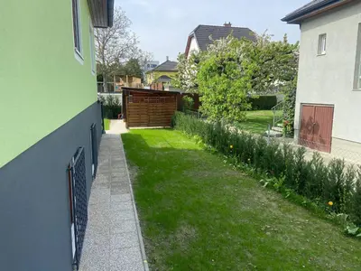 Ein Garten an der Unterkunft AJO Family House with free parking - Self-Check-in