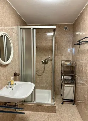 Ein Badezimmer in der Unterkunft AJO Family House with free parking - Self-Check-in