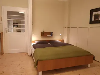 Ein Bett oder Betten in einem Zimmer der Unterkunft Das Kleine Haus - Vintage-Apartment im Innenhof
