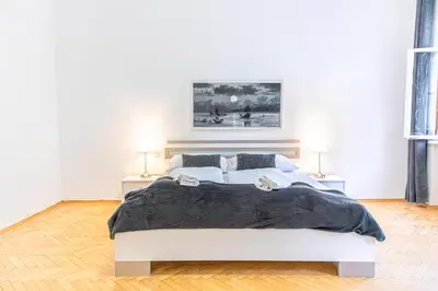 Ein Bett oder Betten in einem Zimmer der Unterkunft Simple 3BR Apartment Near Wiener Stadthalle