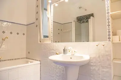 Ein Badezimmer in der Unterkunft Simple 3BR Apartment Near Wiener Stadthalle