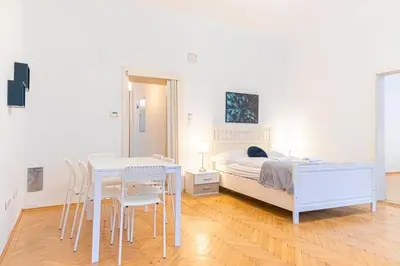 Ein Sitzbereich in der Unterkunft Simple 3BR Apartment Near Wiener Stadthalle