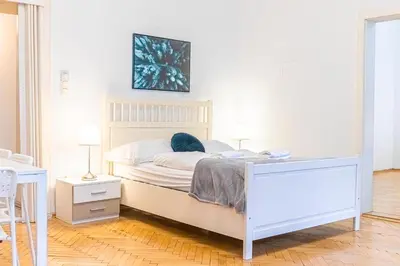 Ein Bett oder Betten in einem Zimmer der Unterkunft Simple 3BR Apartment Near Wiener Stadthalle