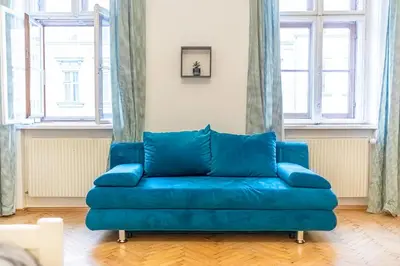 Ein Sitzbereich in der Unterkunft Simple 3BR Apartment Near Wiener Stadthalle