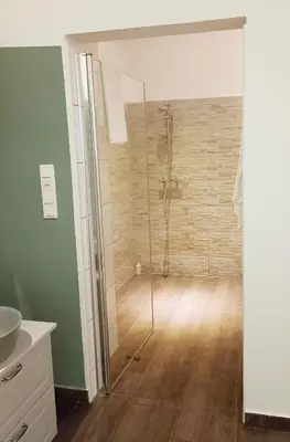Ein Badezimmer in der Unterkunft 3 bedrooms with ensuite bathrooms