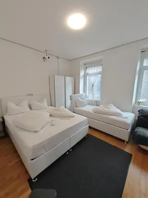 Ein Bett oder Betten in einem Zimmer der Unterkunft ABAI Apartments 1140 On-line Check-in & Self Service