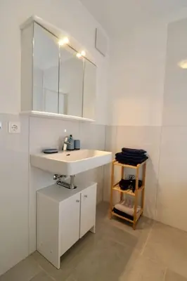 Ein Badezimmer in der Unterkunft Modern Balcony Apartment with free Parking