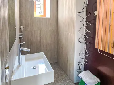 Ein Badezimmer in der Unterkunft Apartment Happy Pasetti by Interhome