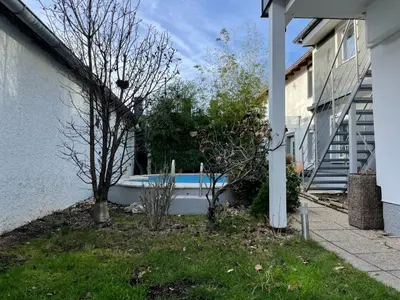 Der Swimmingpool an oder in der Nähe von Cozy Apartment next Outlet Center & Airport with Garden