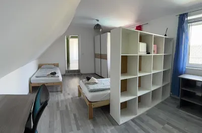 Ein Bett oder Betten in einem Zimmer der Unterkunft Cozy Apartment next Outlet Center & Airport with Garden