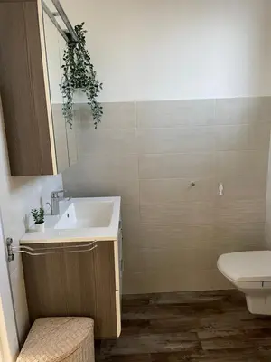 Ein Badezimmer in der Unterkunft Cozy Apartment next Outlet Center & Airport with Garden