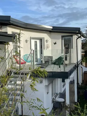 Ein Balkon oder eine Terrasse in der Unterkunft Cozy Apartment next Outlet Center & Airport with Garden