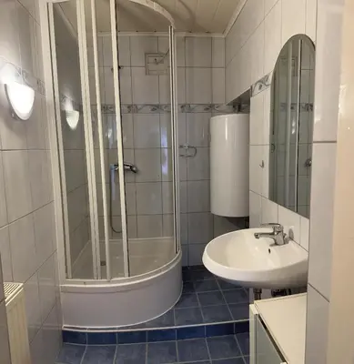 Ein Badezimmer in der Unterkunft Cheap Outlet Center Apartment with Garden
