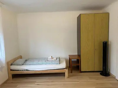 Ein Bett oder Betten in einem Zimmer der Unterkunft Cheap Outlet Center Apartment with Garden
