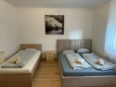Ein Bett oder Betten in einem Zimmer der Unterkunft Cheap Outlet Center Apartment with Garden