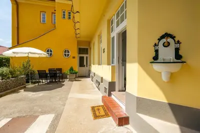 Das Gebäude in dem sich die Ferienwohnung befindet