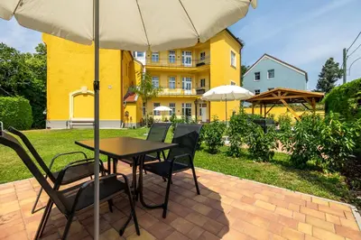 Ein Garten an der Unterkunft Albizia-Apartments