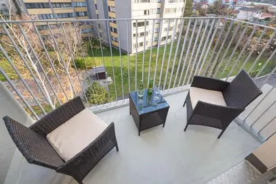 Ein Balkon oder eine Terrasse in der Unterkunft Deluxe City Apartment with balcony! Free Garage Parking included!