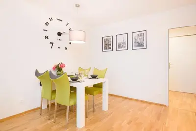 Grundriss der Unterkunft Deluxe City Apartment with balcony! Free Garage Parking included!