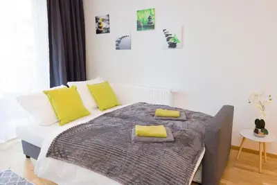 Ein Bett oder Betten in einem Zimmer der Unterkunft Deluxe City Apartment with balcony! Free Garage Parking included!