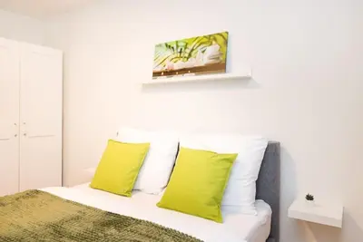 Ein Bett oder Betten in einem Zimmer der Unterkunft Deluxe City Apartment with balcony! Free Garage Parking included!