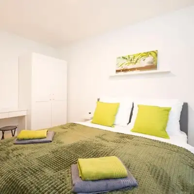 Deluxe City Apartment with balcony! Free Garage Parking included!