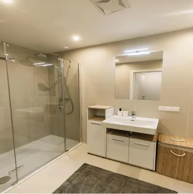 Ein Badezimmer in der Unterkunft OrestaLiving - View of Vienna