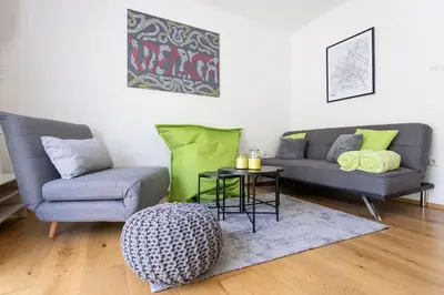 Ein Sitzbereich in der Unterkunft NEW ShalalaLiving Vienna - My Cosy Home near Schönbrunn - VthG