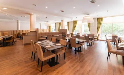 Ein Restaurant oder anderes Speiselokal in der Unterkunft PLAZA Premium Wien