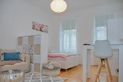 Ein Sitzbereich in der Unterkunft White Lotus Apartment