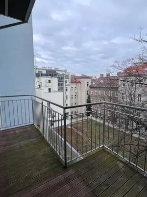 Ein Balkon oder eine Terrasse in der Unterkunft Sunny 1BR with Terrace near Schönbrunn