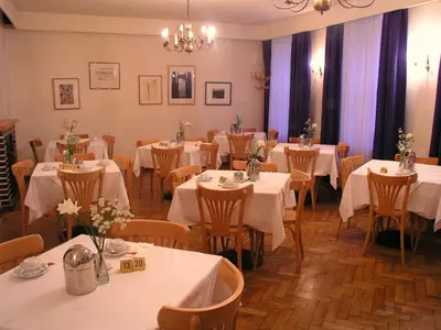 Ein Restaurant oder anderes Speiselokal in der Unterkunft Kindl 's Low Budget