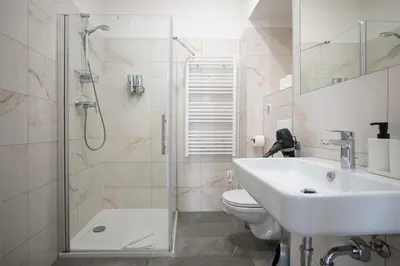 Ein Badezimmer in der Unterkunft Beautiful New Apartment near City Center