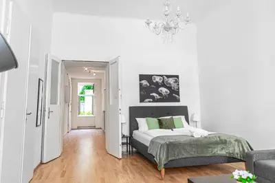Ein Bett oder Betten in einem Zimmer der Unterkunft Modern 2BR Apt. Perfect for Long and Short Stays