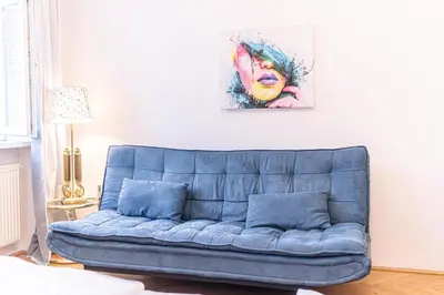 Ein Sitzbereich in der Unterkunft Simple 2-Bedroom Apt with King Beds & Wi-Fi