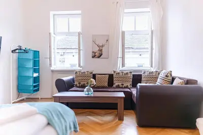 Ein Sitzbereich in der Unterkunft Simple 2-Bedroom Apt with King Beds & Wi-Fi