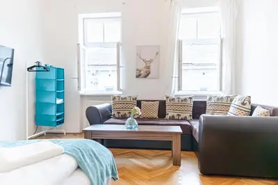 Ein Sitzbereich in der Unterkunft Simple 2-Bedroom Apt with King Beds & Wi-Fi