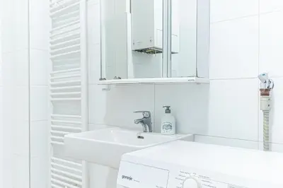 Ein Badezimmer in der Unterkunft Simple 2-Bedroom Apt with King Beds & Wi-Fi