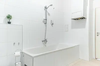 Ein Badezimmer in der Unterkunft Simple 2-Bedroom Apt with King Beds & Wi-Fi