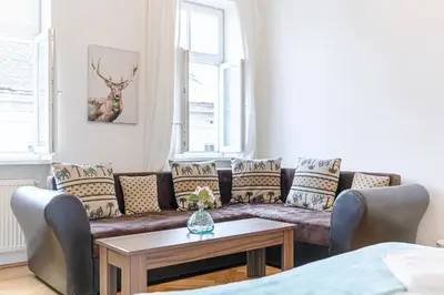 Ein Sitzbereich in der Unterkunft Simple 2-Bedroom Apt with King Beds & Wi-Fi