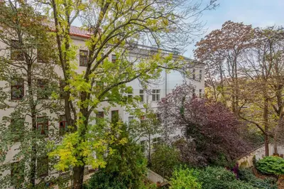 Ein Garten an der Unterkunft Delightful Apartment - near subway