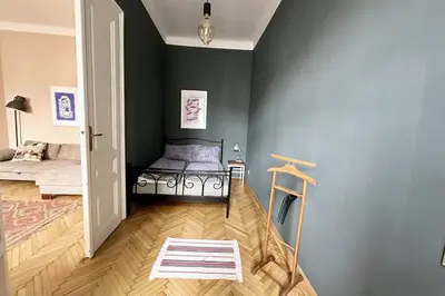 Ein Bett oder Betten in einem Zimmer der Unterkunft Ruhige & große Altbauwohnung 7min zum Zentrum