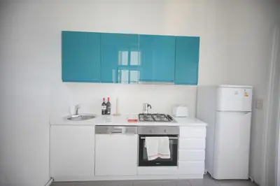 Küche/Küchenzeile in der Unterkunft Ruhige & große Altbauwohnung 7min zum Zentrum
